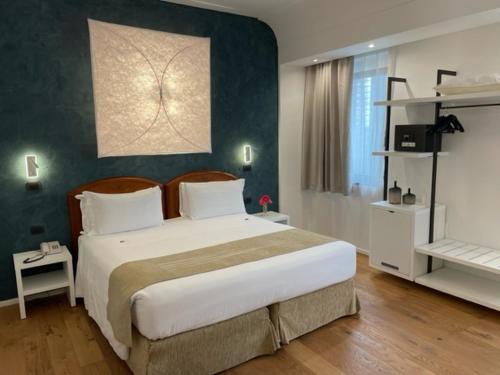 um quarto com uma cama grande num quarto em Hotel Dei Congressi em Roma