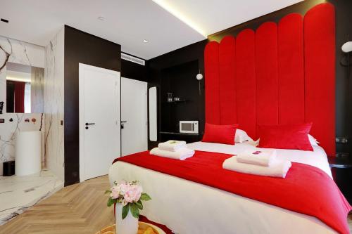 - une chambre rouge et blanche avec un grand lit dans l'établissement Luxurious private room - 2P - Les Halles, à Paris