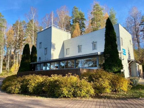 una gran casa blanca con un árbol en Hostel Ukonlinna, en Imatra