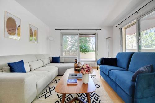 sala de estar con sofá y mesa en Paris 15 Elegance & Terrace, en París