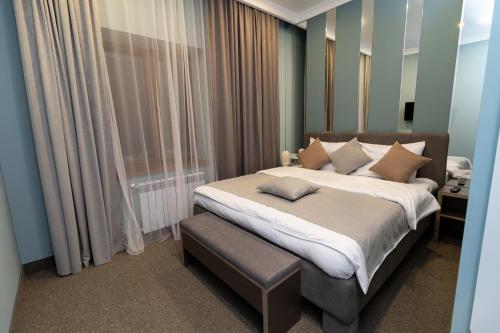 - une chambre avec un grand lit et une fenêtre dans l'établissement Aragats Hotel, à Aragats
