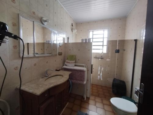 uma casa de banho com um lavatório, um WC e um chuveiro em Recanto Kamei-Piscina climatizada em São Roque