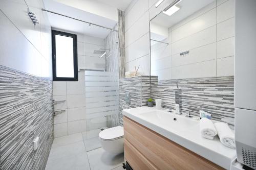 Ένα μπάνιο στο Designer 2BR in Rembrandt street by HolyGuest