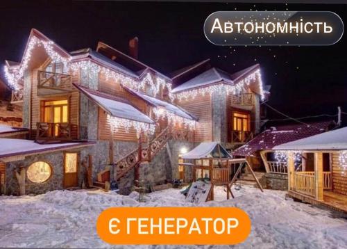 una casa cubierta de luces en la nieve en Girskiy Prutets, en Bukovel