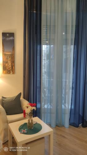 ナポリにあるBorgo di San Gennaroのリビングルーム(青いカーテン、テーブル付)