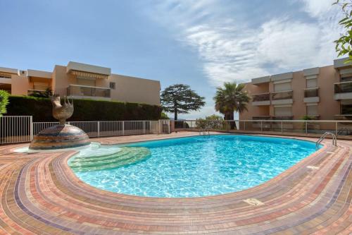 une grande piscine devant un immeuble dans l'établissement ApartHotel Riviera - La Terrasse de Clairefontaine - Swimming pool - Fabron, à Nice