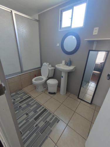 łazienka z toaletą i umywalką w obiekcie Casa 3 dormitorios Coquimbo w mieście Coquimbo