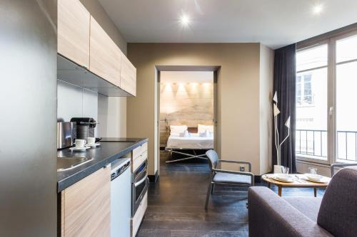kuchnia z blatem i salon w obiekcie Peaceful apartment - 1BR-4P - Passy-Trocadéro w Paryżu