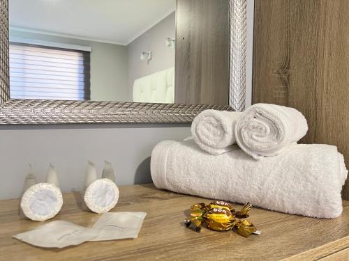 a bathroom with towels on a counter in front of a mirror at Spazios Apart Hotel Reñaca in Viña del Mar