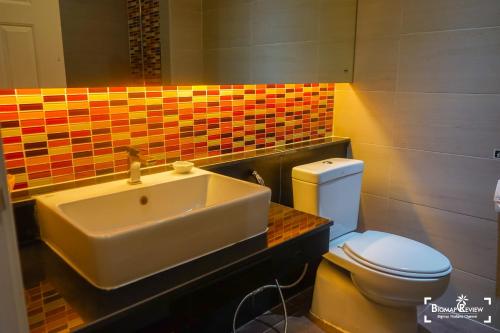 a bathroom with a sink and a toilet at Little Paradise Haad Rin Koh Phangan in Haad Rin