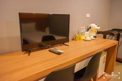 a television sitting on top of a wooden desk at Little Paradise Haad Rin Koh Phangan in Haad Rin