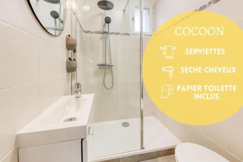 Un baño blanco con lavabo y ducha. en Cocoon - Jardin - Boite à clé - Wi-Fi, en Baulne