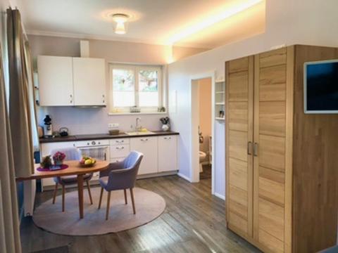 uma cozinha com mesa e cadeiras e uma sala de jantar em Haus Christina - Romantik Suite em Bürs
