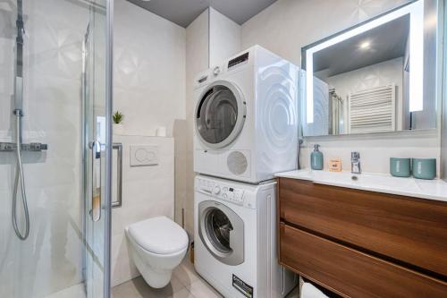 La salle de bains est pourvue d'un lave-linge, d'un lavabo et d'une douche. dans l'établissement #14 Duplex Tonduti terrace 5min Old Town, à Nice