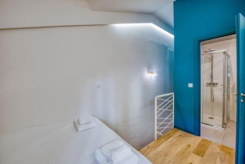 - une chambre avec un lit blanc et un mur bleu dans l'établissement #14 Duplex Tonduti terrace 5min Old Town, à Nice