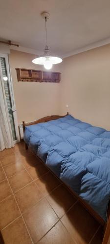 duże łóżko w sypialni z niebieskim kocem w obiekcie Apartament a Les Angles - Balcons du Pla del Mir w mieście Les Angles