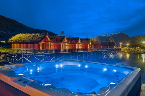 a jacuzzi tub in a resort at night at Manndalen Sjøbuer in Samuelsberg