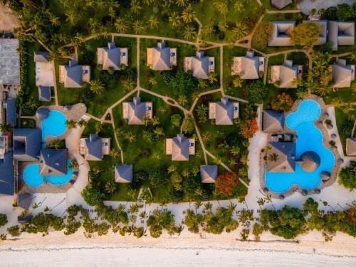 Bazén v ubytování Neptune Pwani Beach Resort & Spa Zanzibar - All Inclusive nebo v jeho okolí