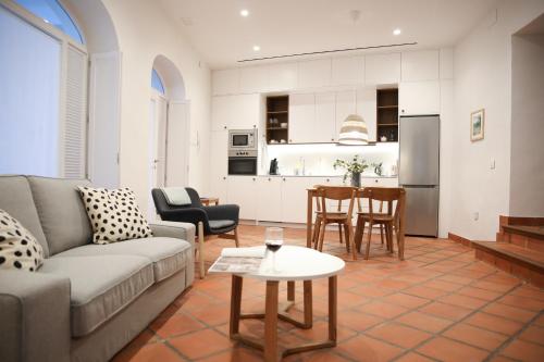 ein Wohnzimmer mit einem Sofa und einem Tisch in der Unterkunft Casa Arcadia in Córdoba