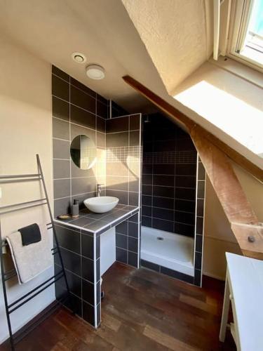 une salle de bain avec un lavabo et un miroir dans l'établissement « Beslétoile » au cœur de la nature, à Beslé