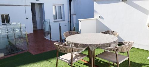 een patio met een tafel en stoelen op een balkon bij Corredera Travel 4 in Córdoba