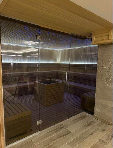 a room with a glass wall in a room at Apartman D&V Milmari Resort S10 in Kopaonik