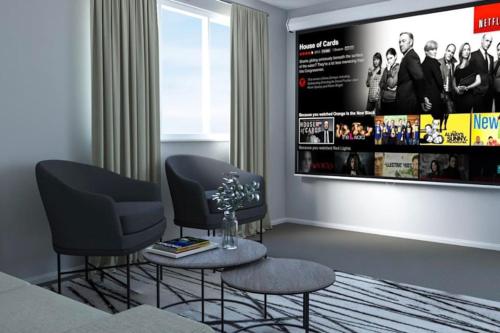 un soggiorno con due sedie e un grande schermo di Family Apartment in London Wi-Fi and free parking a Dagenham