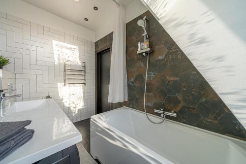 Ванная комната в Cosy studio apartment in Ridzenes residence