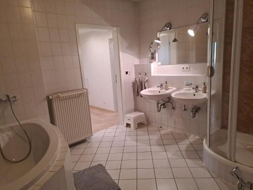 y baño con 2 lavabos, ducha y aseo. en Ferienwohnung Großdobritz, en Niederau