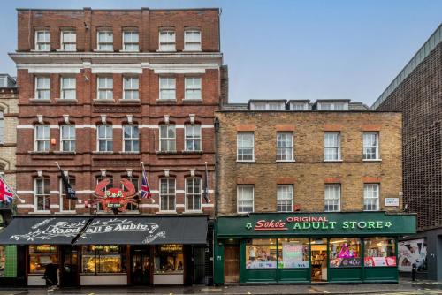 uma fila de edifícios numa rua com lojas em Trendy Apartment in Central Soho - Piccadilly em Londres