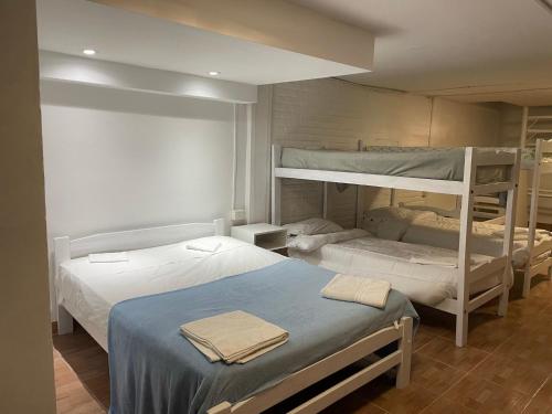 1 dormitorio con 2 camas y 1 litera en Departamento Loft hasta 10 personas en Paraná