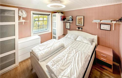 niewielka sypialnia z łóżkiem i oknem w obiekcie Awesome Home In Mykland With Kitchen w mieście Mykland
