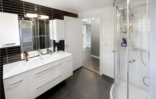 y baño blanco con lavabo y ducha. en Awesome Home In Mykland With Kitchen, en Mykland