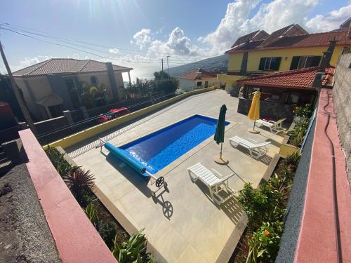 una vista sul tetto di una piscina in una casa di Casa Madeira a Santa Cruz