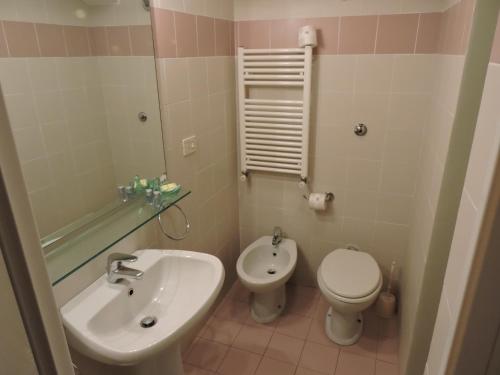 y baño con aseo y lavamanos. en Agriturismo Montereggi, en Fiesole