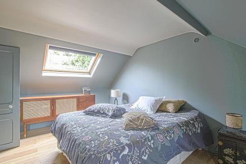 a bedroom with a bed and a window at Maison de ville avec jardin Etretat in Étretat