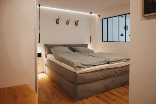 מיטה או מיטות בחדר ב-Schwarzwald Loft Menzenschwand
