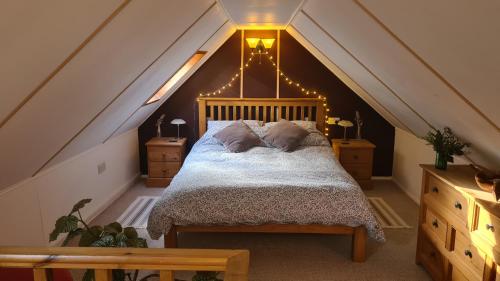 1 dormitorio con 1 cama en el ático en The Cabin, Litlington - Dogs Welcome! en Litlington