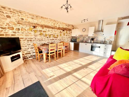 Η κουζίνα ή μικρή κουζίνα στο Greener Pastures - Normandy Self Catering Gites