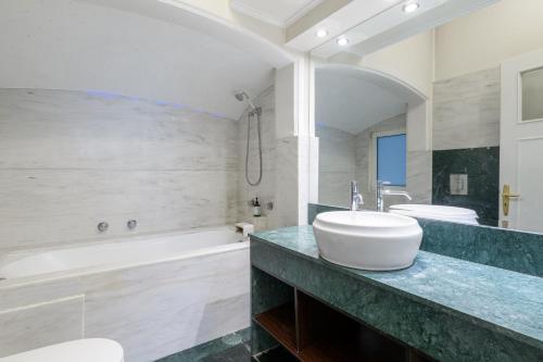W łazience znajduje się umywalka, wanna i tubermot. w obiekcie Presidential Apartment by Athens Stay w Atenach