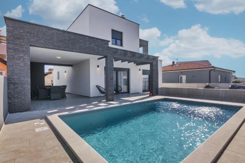 Modern villa Maeni with private pool in Pula
