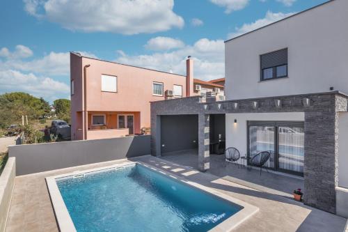 Modern villa Maeni with private pool in Pula