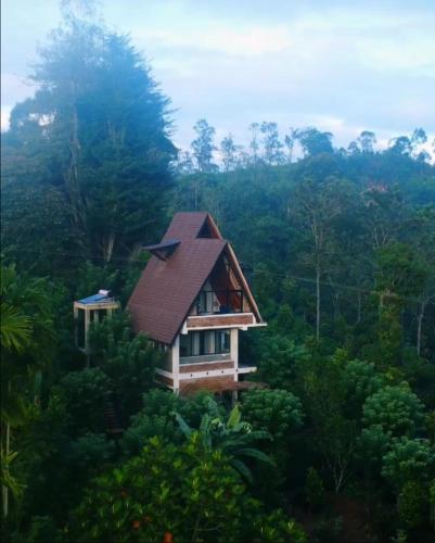 a house in the middle of a forest at Ella nine arch spice garden in Ella
