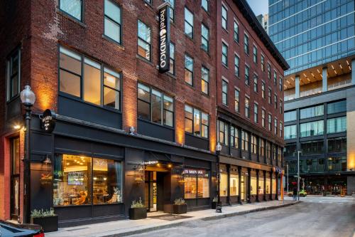 um grande edifício de tijolos com janelas numa rua em Hotel Indigo Boston Garden, an IHG Hotel em Boston