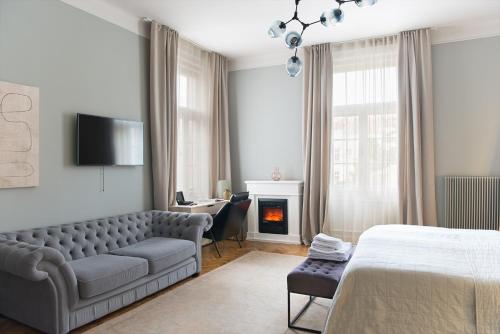 salon z kanapą i kominkiem w obiekcie Nest w Győr