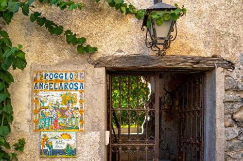 Una puerta a un edificio con un cartel. en Poggio Angelarosa: Lemon Garden Stay&Relax, en Scala