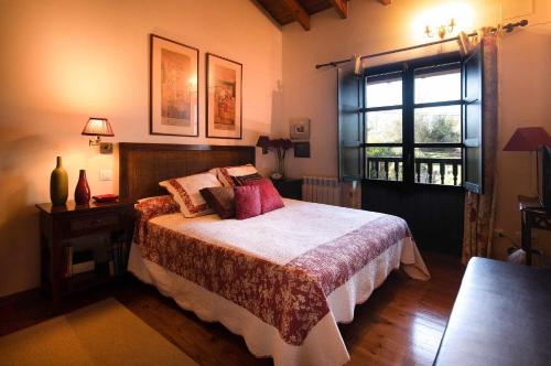 Un dormitorio con una cama grande y una ventana en Villa vacacional el Castañin, en Pancar