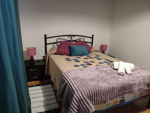 - une chambre avec un lit doté d'un ours en peluche dans l'établissement Casa Caminho da Barca, à Madalena