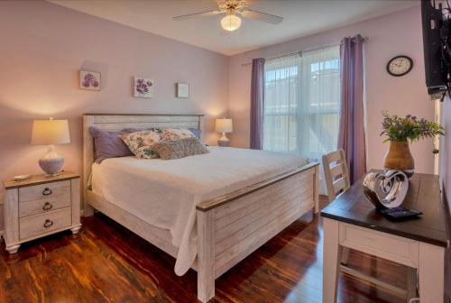 um quarto com uma cama grande e uma janela em NEW 2bed2bath condo - CLEARWATER BEACH - FREE Wi-Fi and Parking em Clearwater