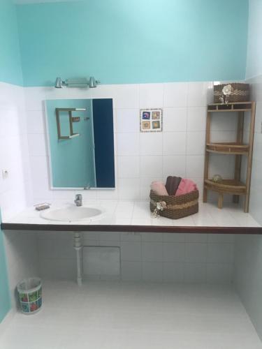 La salle de bains est pourvue d'un lavabo et d'un miroir. dans l'établissement résidence Kaz'Tinou - Allo Sé Ann, à Saint-François